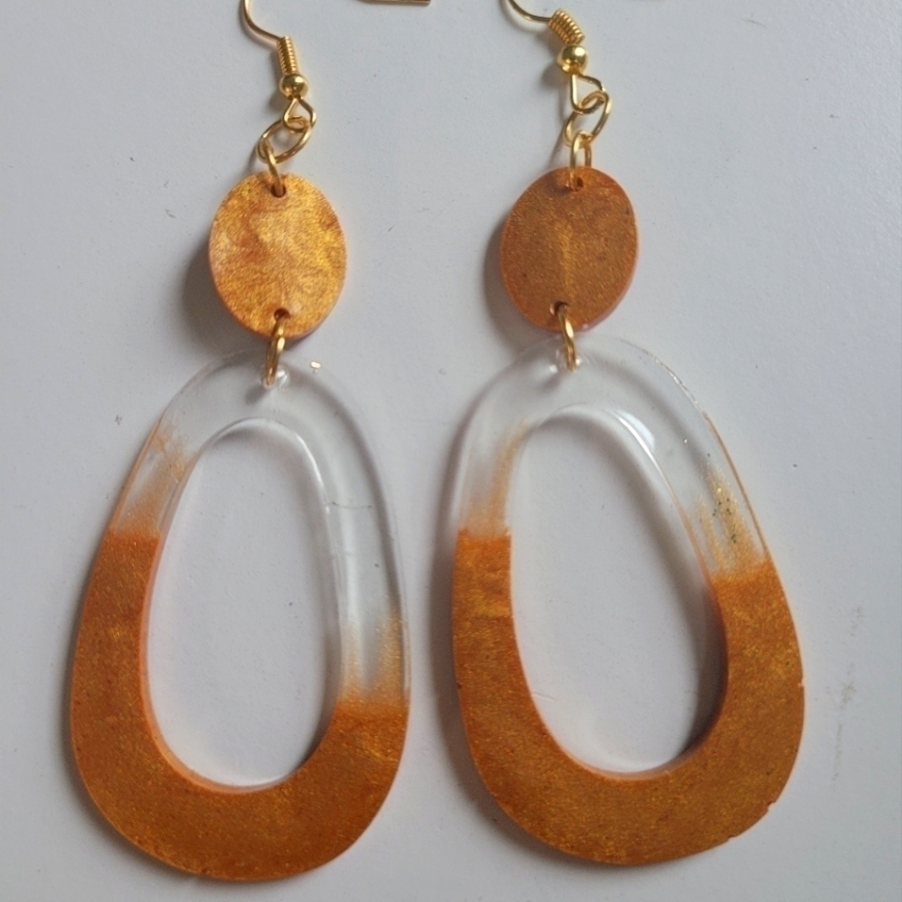 𝅺gold resin dangle earrings